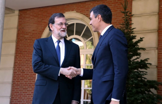 The Spanish president, Mariano Rajoy, with the leader of the Socialist opposition, Pedro Sánchez, on May 15, 2018 (by Spanish government)